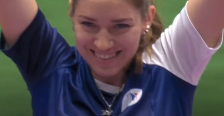 Виталина Бацарашкина снова взяла олимпийское золото с медальоном Ведьмака